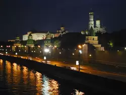 Москва, набережная у кремля