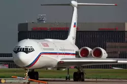 Самолёт авиакомпании «Россия» на стоянке