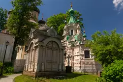 Часовня-усыпальница Простяковых и церковь Иоанна Лествичника
