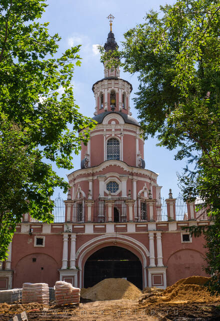 Донской монастырь в Москве, Тихвинская надвратная церковь