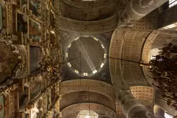 Поток света в главном барабане Большого собора Донского монастыря