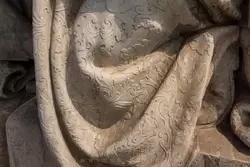 Узоры на одежде воеводы — фрагмент горельефа «Встреча Давида, победившего Голиафа»
