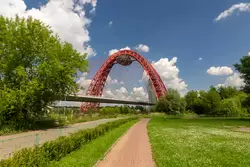 Вантовый мост с летающей тарелкой