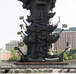 Памятник Петру I в Москве, основание украшено носовыми частями кораблей и флагами-флюгерами