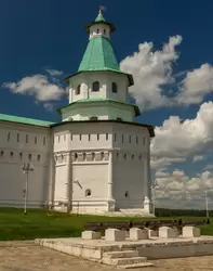 Дамасская башня и пушки в Новоиерусалимском монастыре