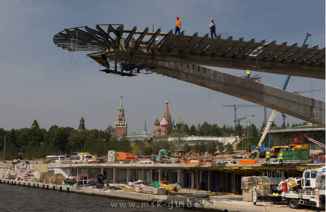 Стройка Парящего моста в парке Зарядье
