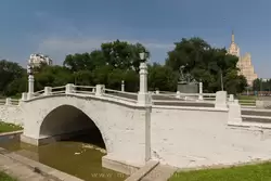 Горбатый мост и памятник героям-дружинникам