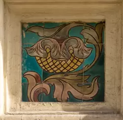 Цветная керамическая плитка с народными орнаментами на фасаде Саввинского подворья