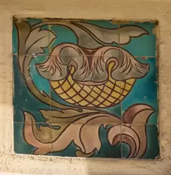 Цветная керамическая плитка с подсолнухом на фасаде Саввинского подворья