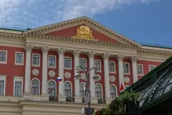 Здание Мэрии, герб Москвы на фронтоне
