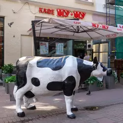 Корова у кафе «Му-му»
