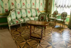 Столик-бобик и диван в Парадной спальне