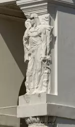 Скульптура шахтёра на фасаде павильона «Сибирь» (теперь «Армения»)