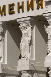 Скульптура животновода (женщина в национальном костюме) на фасаде павильона «Сибирь» (теперь «Армения»)