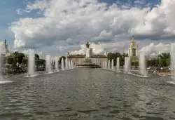 Вид на фонтан «Каменный цветок» и павильон «Земледелие» («Украинская ССР»)