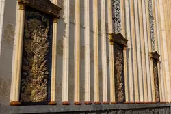 Фасад павильона «Земледелие» состоит из керамических блоков с изображениями на тему сельского хозяйства