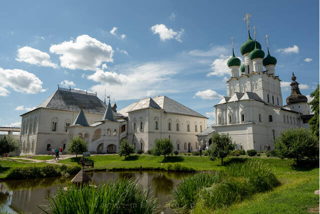 Пруд и Красные палаты в Ростовском кремле