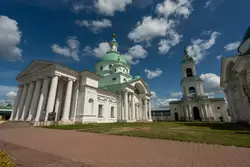 Колокольня и храм Димитрия Ростовского