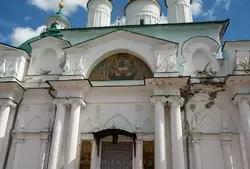 Вход в церковь Иакова Ростовского