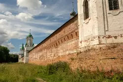 Стена вдоль озера Неро, Спасо-Яковлевский Димитриев монастырь