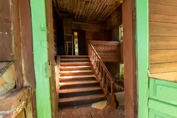 Заброшенный деревянный дом в Калязине
