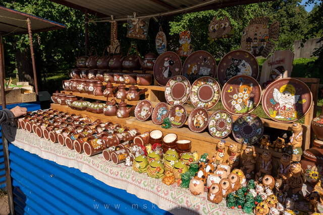 Витрина с керамикой на рынке у причала Калязина