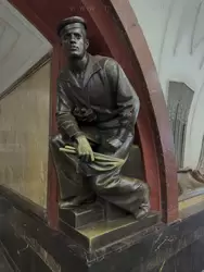 Матрос-сигнальщик с линкора «Марат» — скульптура станции метро «Площадь Революции» в Москве