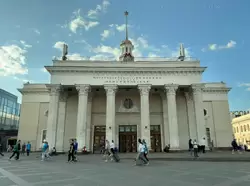 Наземный вестибюль станции метро «Комсомольская»