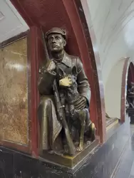 Пограничник с собакой — скульптура на станции метро «Площадь Революции» в Москве