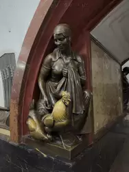 Птичница с курицей и петухом — скульптура на станции «Площадь Революции» в Москве