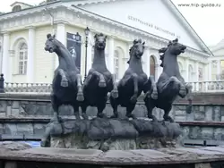 Александровский сад в Москве, фонтан Гейзер и четыре коня, символизирующие четыре времени года