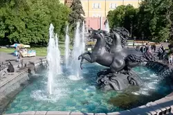 Александровский сад в Москве, кони
