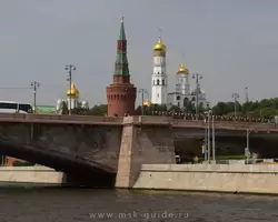 Беклемишевская башня и колокольня Иван Великий возвышаются над Большим Москворецим мостом