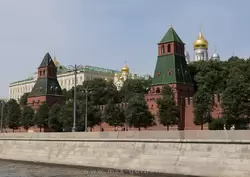 Тайницкая (слева) и Первая Безымянная (справа) башни Московского Кремля