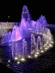 Светомузыкальный фонтан вечером в Царицыне