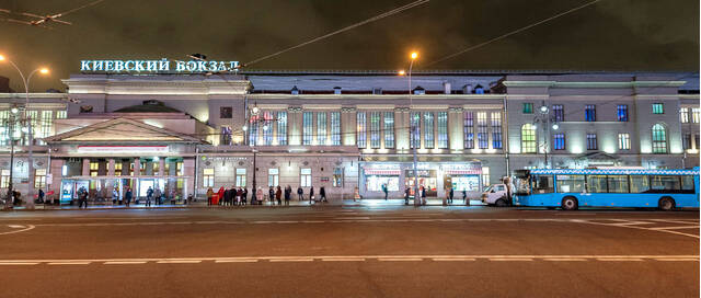 Киевский вокзал в ночной подсветке