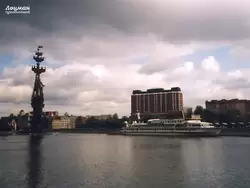 Памятник Петру I и теплоход Валерий Брюсов на реке Москве