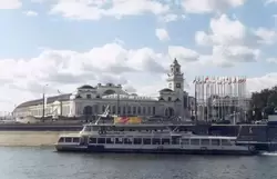 Причал у Киевского вокзала на реке Москве