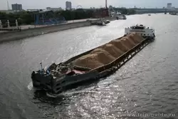 Теплоход с песком на Москве-реке