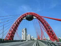 Вантовый мост с летающей тарелкой