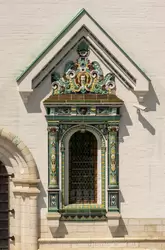 Изразцовый наличник на первом ярусе колокольни Воскресенского собора