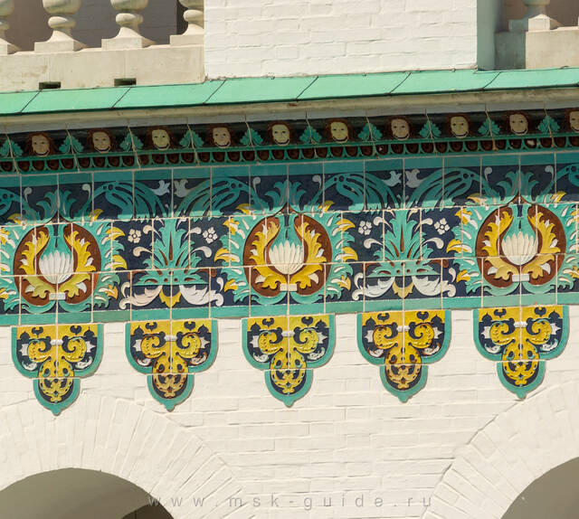 Новоиерусалимский монастырь, изразцы с узором «Павлиний глаз» в оформлении колокольни