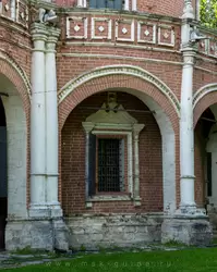 Окно под аркой церкви Покрова в Филях