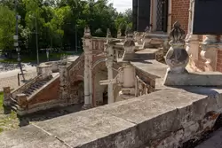 Открытая галерея опоясывает храм церкви Покрова в Филях