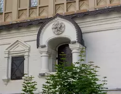 Герб на палатах бояр Романовых