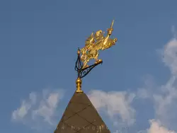 Палаты бояр Романовых в Москве, золотой флюгер с изображением герба Романовых — гриф, держащий золотые меч и щит