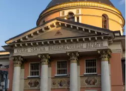 Всевидящее око на фронтоне церкви Варвары Великомученицы