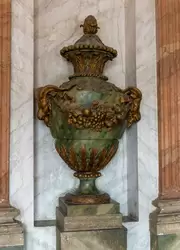 Парадные сени, вазы из алебастра украшены гирляндами из фруктов