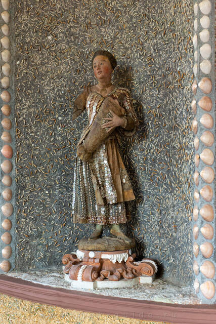 Усадьба Кусково, скульптура «Французская баба с ребенком»