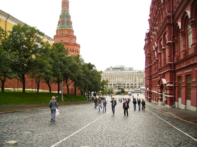 Проход на Красную площадь у Исторического музея